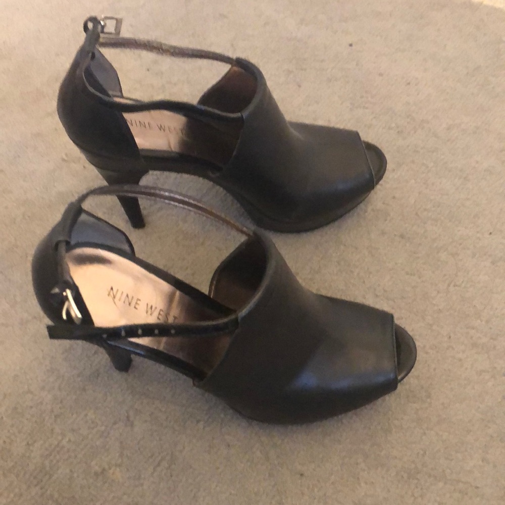 Nine West overtoed size 6 platform heels